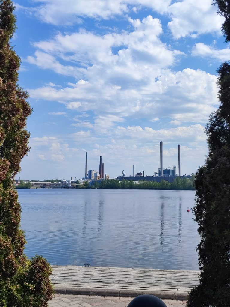 tehtaan-piiput-ja-ämmänkoski-varkaus Varkauden tehdasalue järven takana