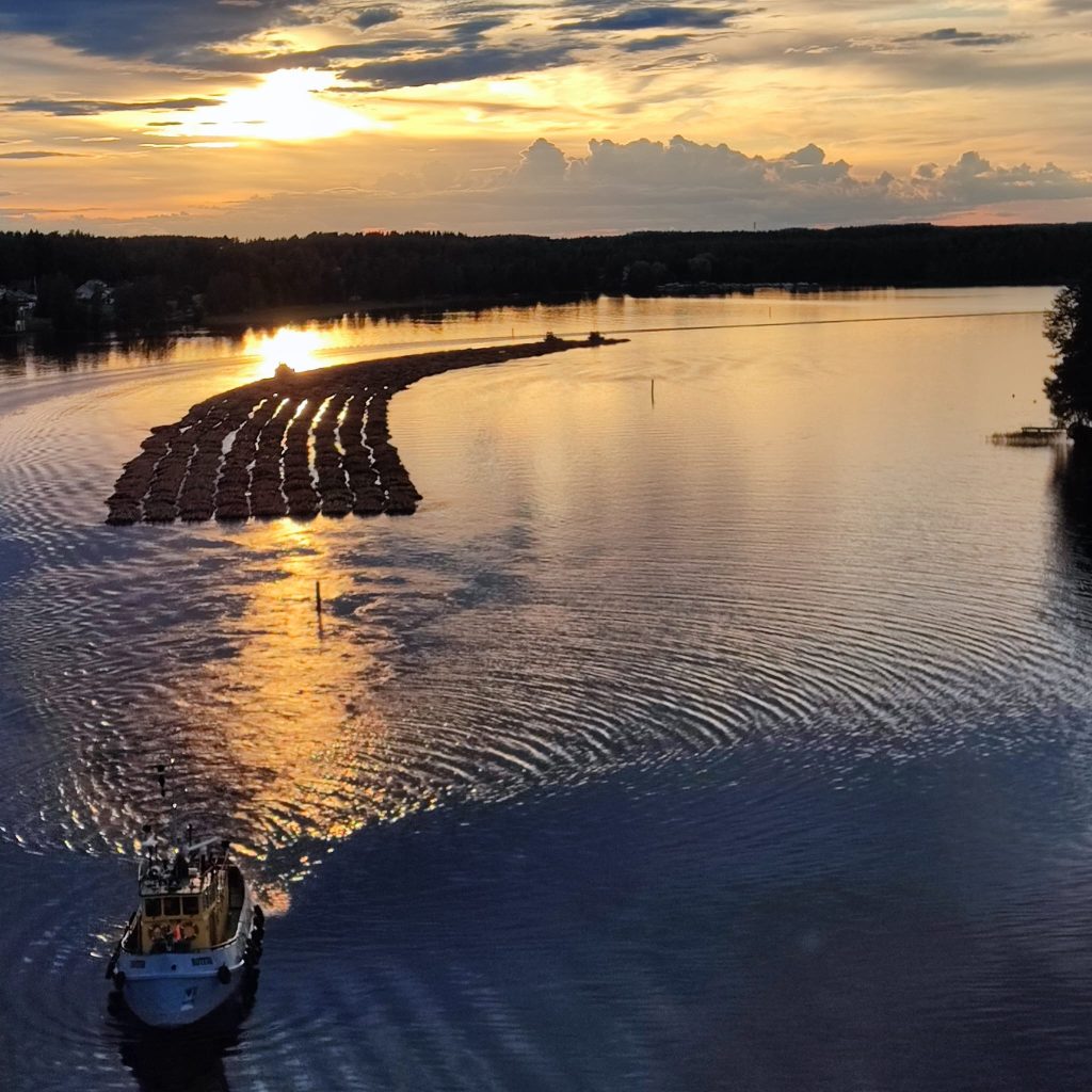 tukkinipun-uitto-varkaus Hinaaja hinaa tukkinippua Varkaudessa